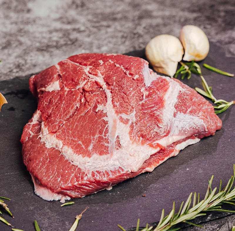 carrillada sobre un plato de pizarra